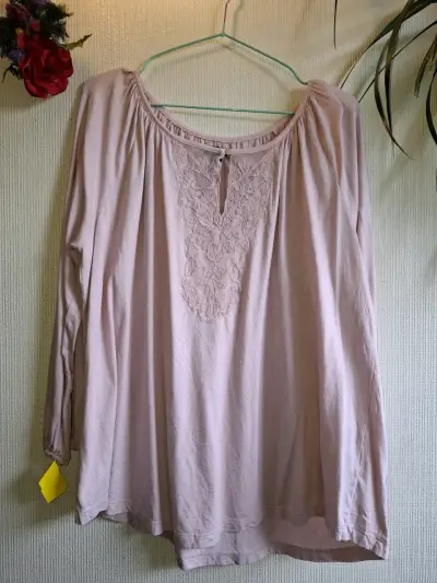 Blusa rosa con encaje para mujer - miniatura 1