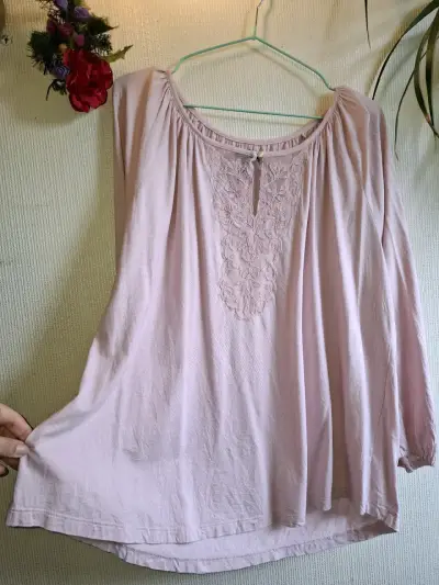 Blusa rosa con encaje para mujer - miniatura 2