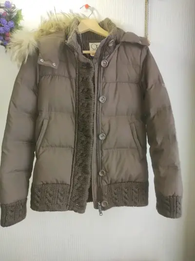 Chaqueta con capucha de plumas y forro de lana - miniatura 1
