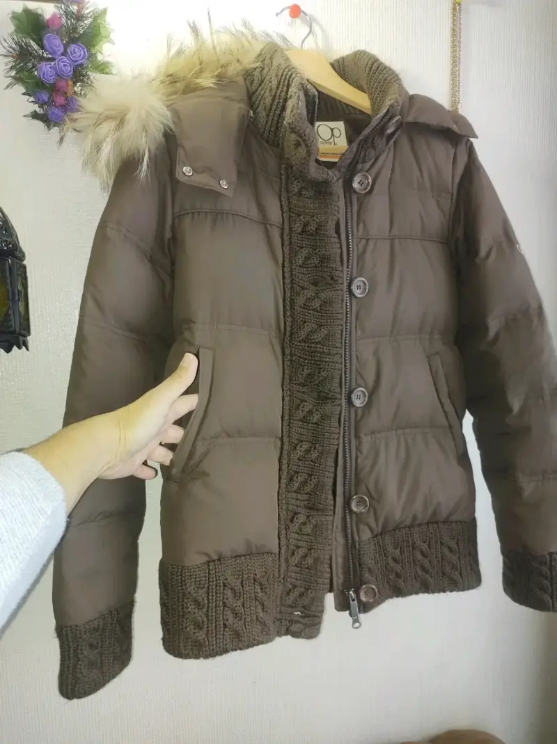 Chaqueta con capucha de plumas y forro de lana - 2
