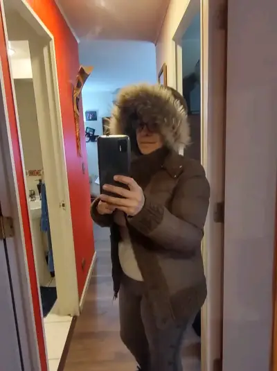 Chaqueta con capucha de plumas y forro de lana - miniatura 3
