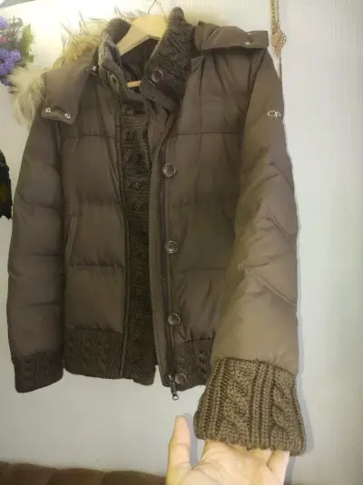 Chaqueta con capucha de plumas y forro de lana - miniatura 4