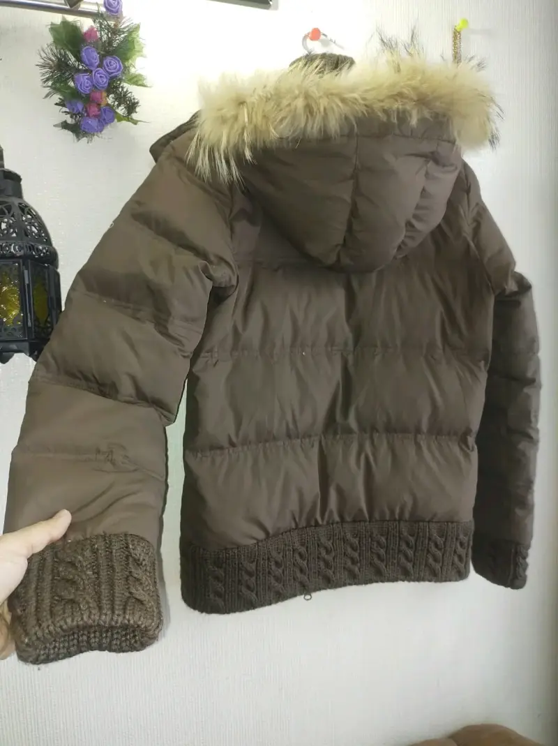 Chaqueta con capucha de plumas y forro de lana - 6
