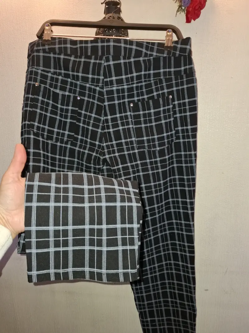 Pantalones a cuadros negros para mujer - 5