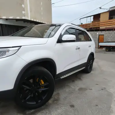 SUV blanca en buen estado con llantas negras - miniatura 1