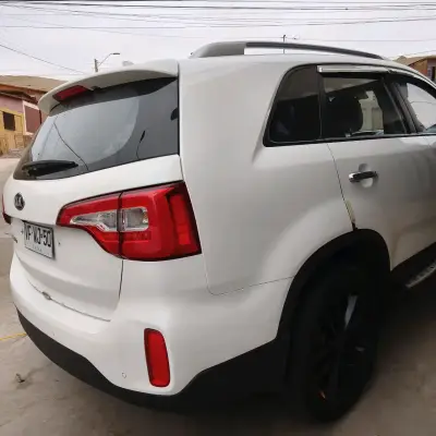 SUV blanca en buen estado con llantas negras - miniatura 2