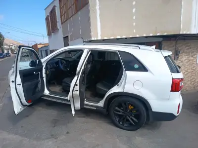 SUV blanca en buen estado con llantas negras - miniatura 3