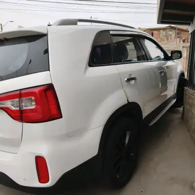 SUV blanca en buen estado con llantas negras - miniatura 4