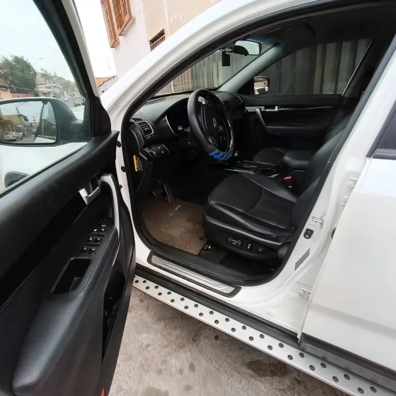 SUV blanca en buen estado con llantas negras - 6