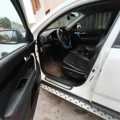SUV blanca en buen estado con llantas negras - miniatura 6