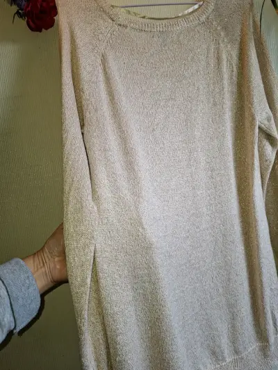 Suéter beige de mujer con brillo - miniatura 5