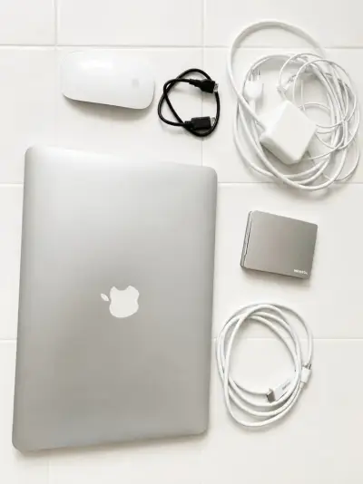 MacBook Air con accesorios y disco Toshiba - miniatura 1