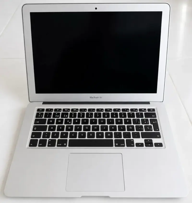 MacBook Air con accesorios y disco Toshiba - 2