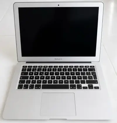 MacBook Air con accesorios y disco Toshiba - miniatura 2