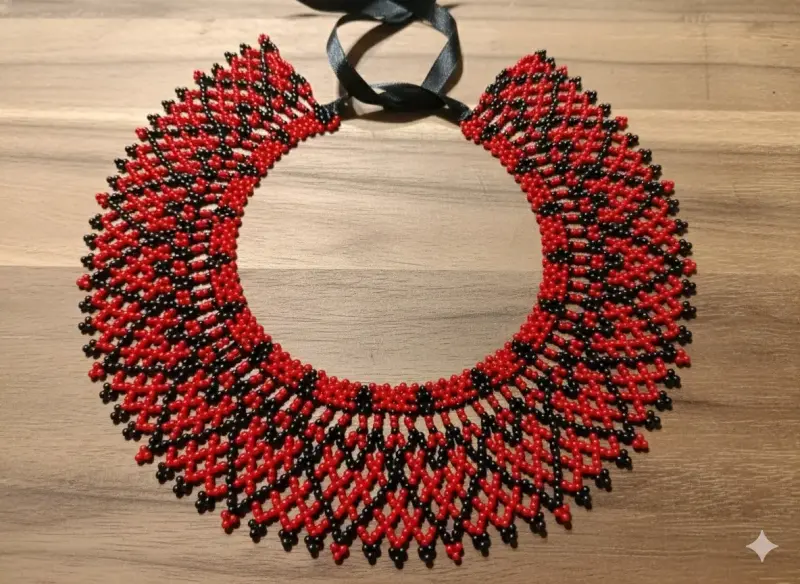 Collar artesanal de mostacillas rojo y negro - 1