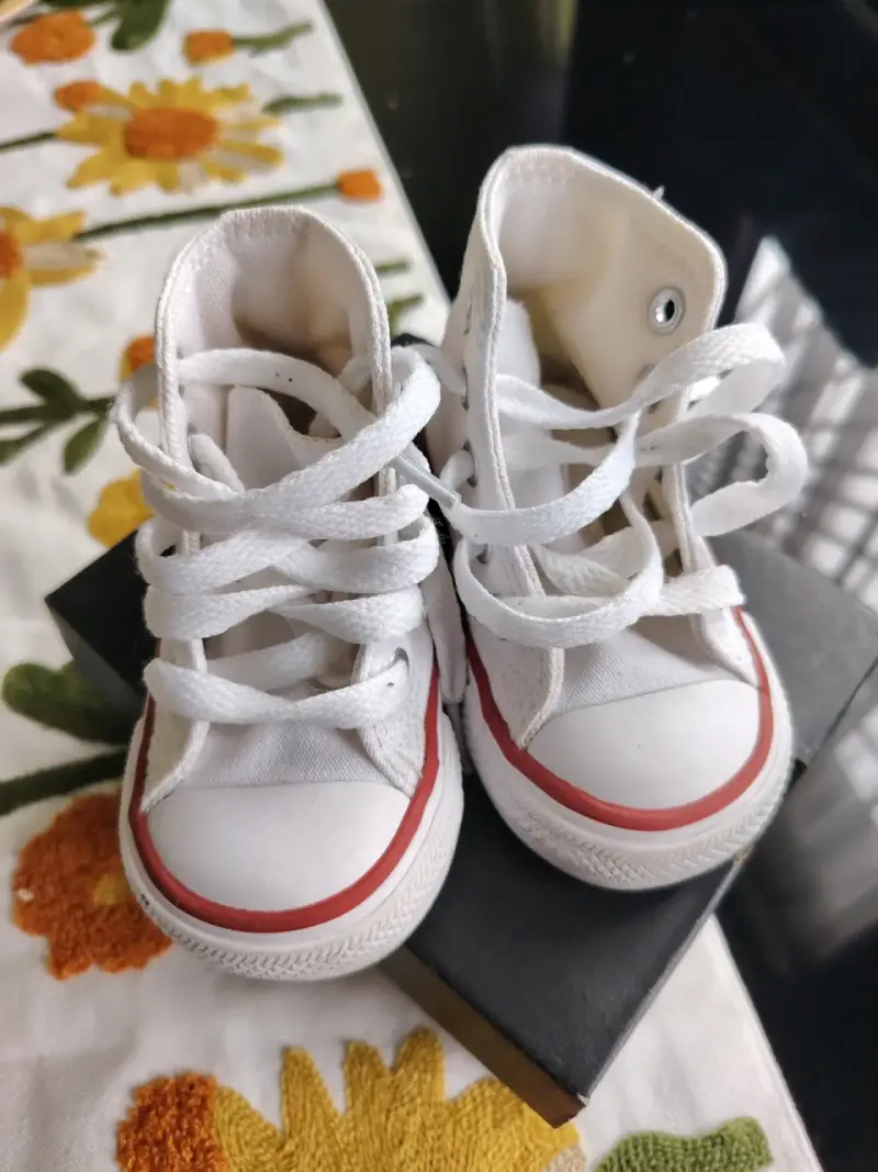 Zapatillas blancas para bebé estilo botín - 1