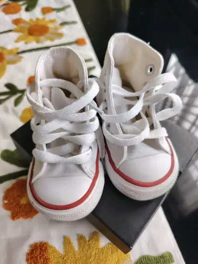 Zapatillas blancas para bebé estilo botín - miniatura 1