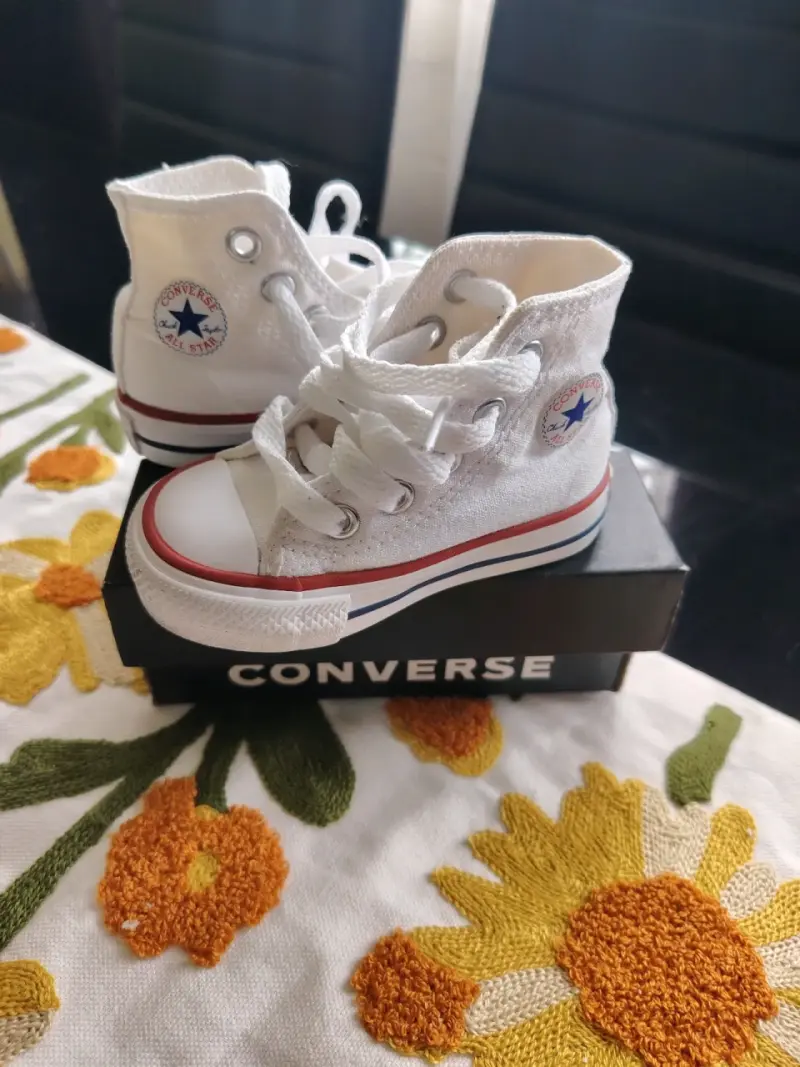 Zapatillas blancas para bebé estilo botín - 2