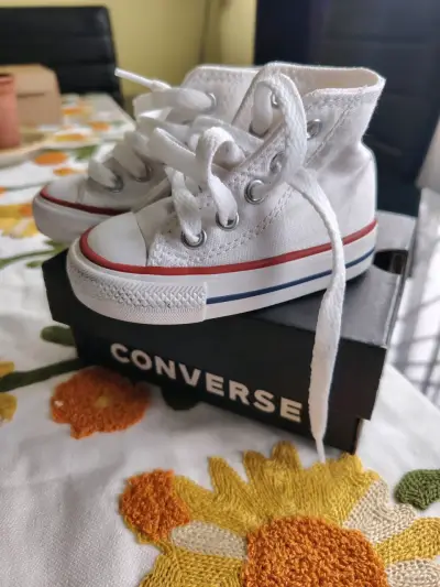 Zapatillas blancas para bebé estilo botín - miniatura 3