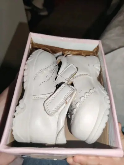 Zapatos de bebé blancos con velcro - miniatura 1