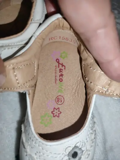 Zapatos de bebé blancos con velcro - miniatura 2