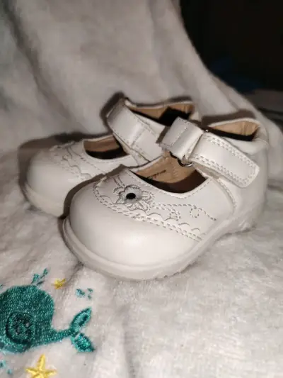 Zapatos de bebé blancos con velcro - miniatura 3