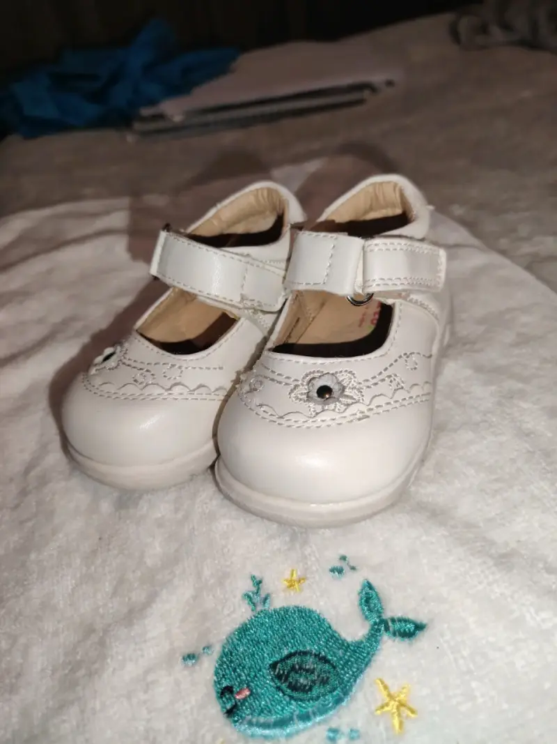 Zapatos de bebé blancos con velcro - 4