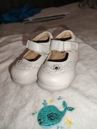 Zapatos de bebé blancos con velcro - miniatura 4