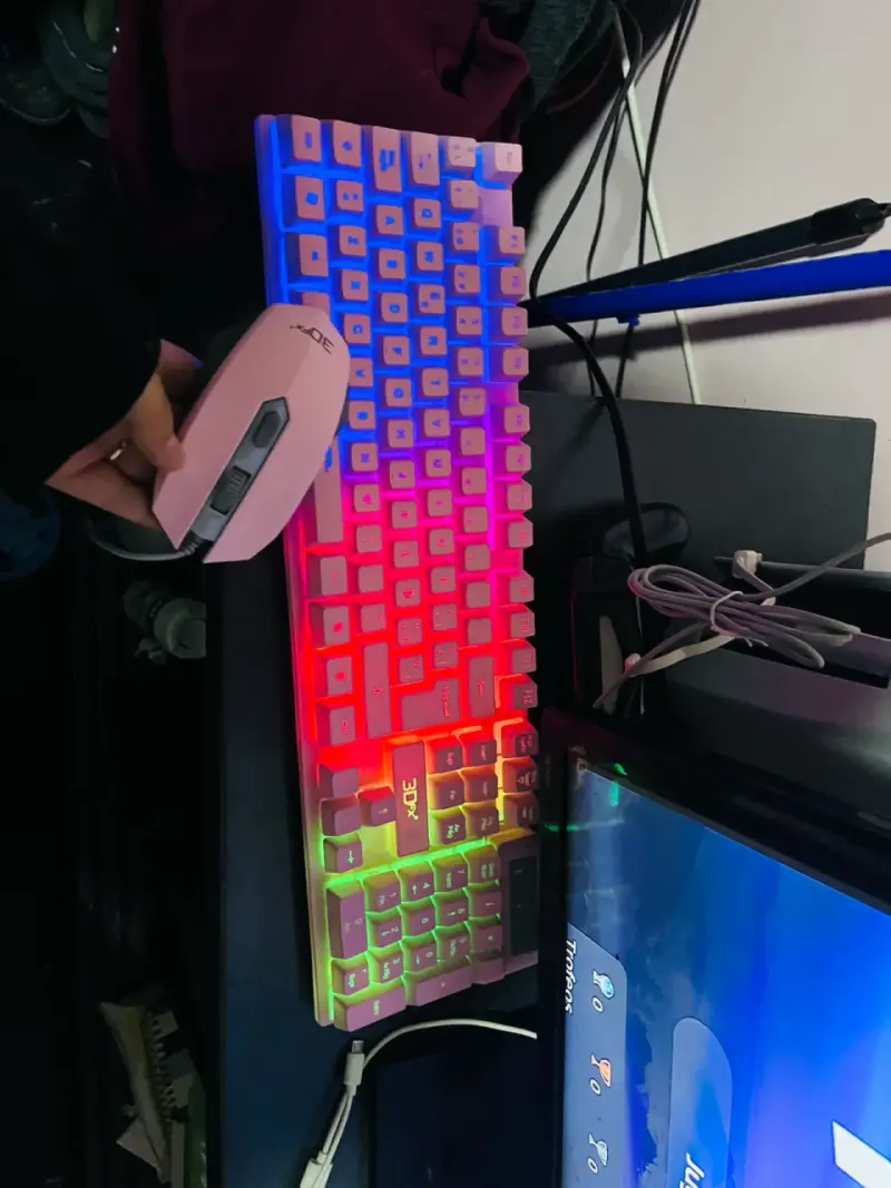 Teclado y mouse gamer RGB 3D X7 rosa - 1