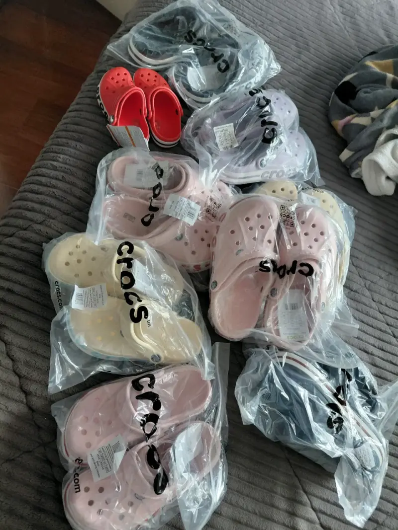 Sandalias Crocs para niños en varios colores - 1