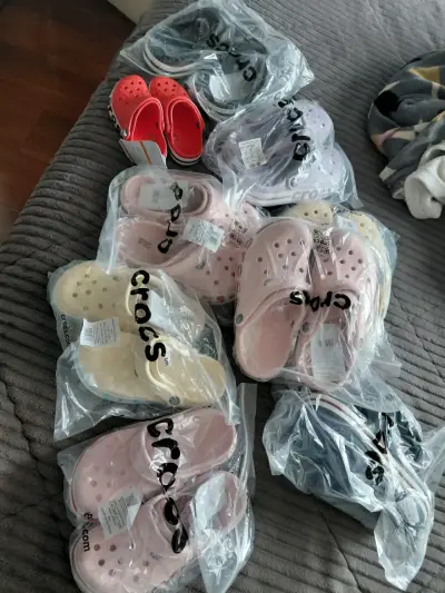 Sandalias Crocs para niños en varios colores - miniatura 1