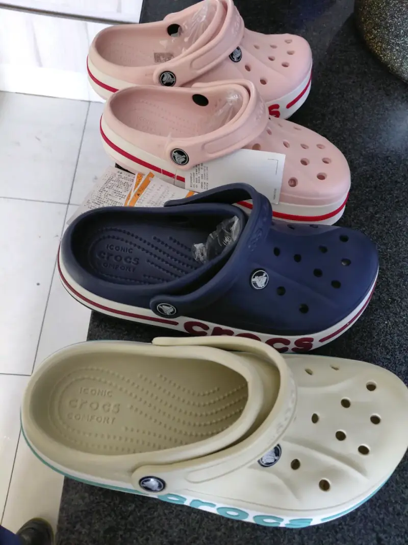 Sandalias Crocs para niños en varios colores - 2