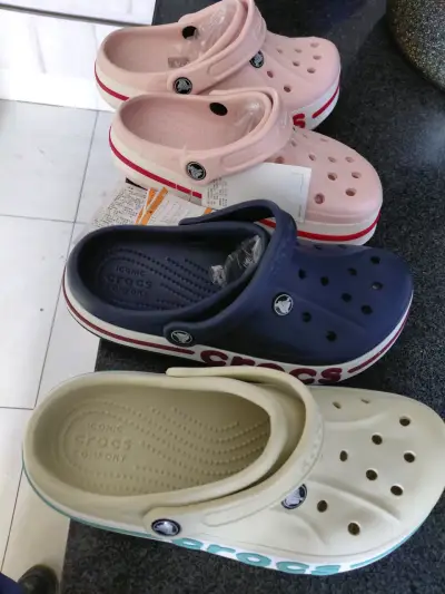 Sandalias Crocs para niños en varios colores - miniatura 2