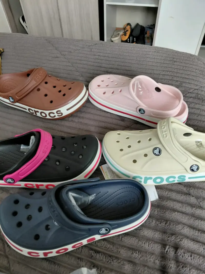 Sandalias Crocs para niños en varios colores - 3