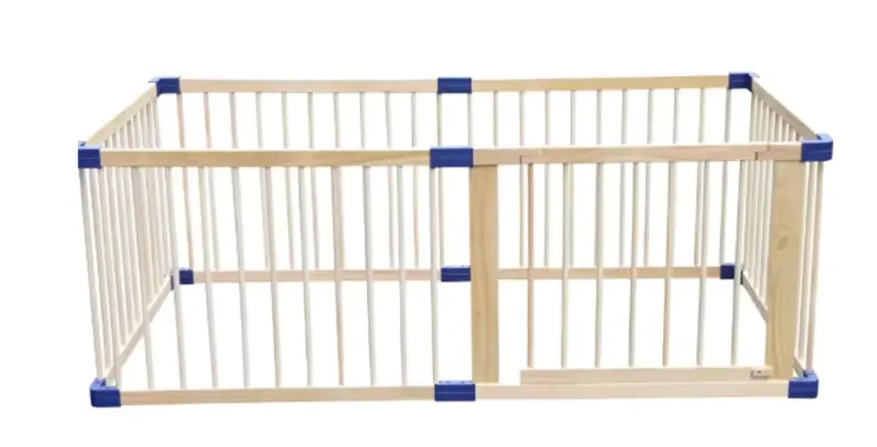 Corral de madera para bebé con esquinas azules