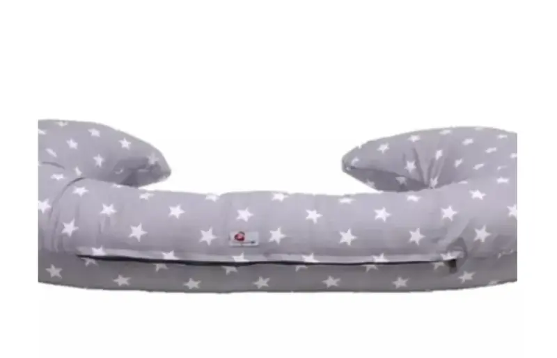 Cojín de lactancia gris con estrellas