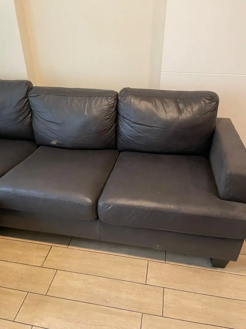 Sofá seccional de cuero negro en buen estado - 3