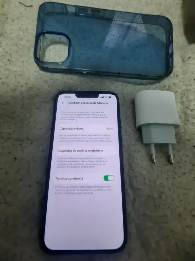 iPhone con funda y cargador en buen estado - miniatura 3