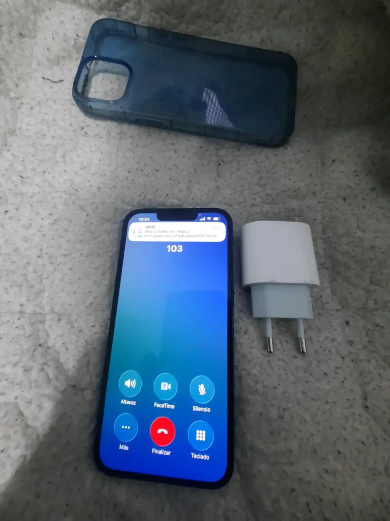 iPhone con funda y cargador en buen estado - 6