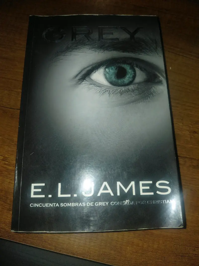 Libro 'Grey' de E.L. James en buen estado