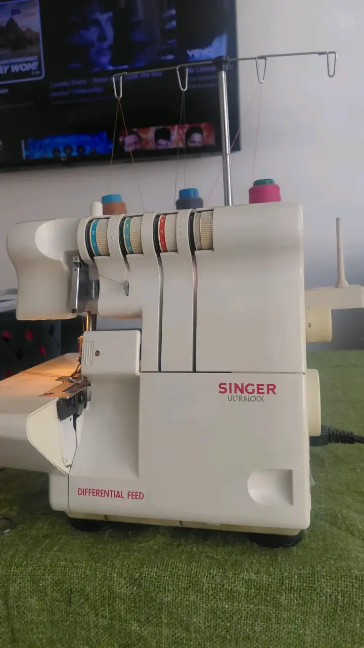 Máquina Overlock Singer Ultralock con Alimentación Diferencial - 1
