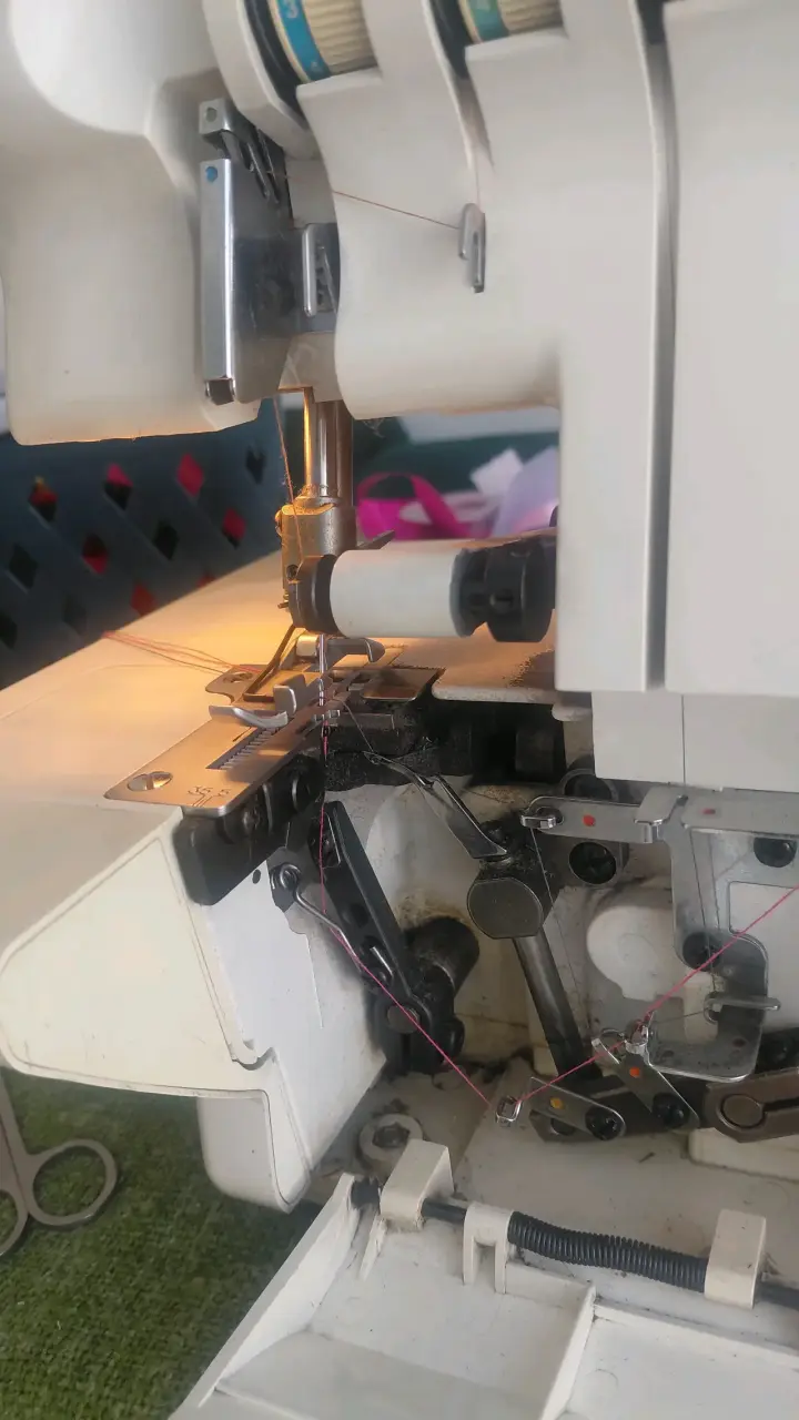 Máquina Overlock Singer Ultralock con Alimentación Diferencial - 2