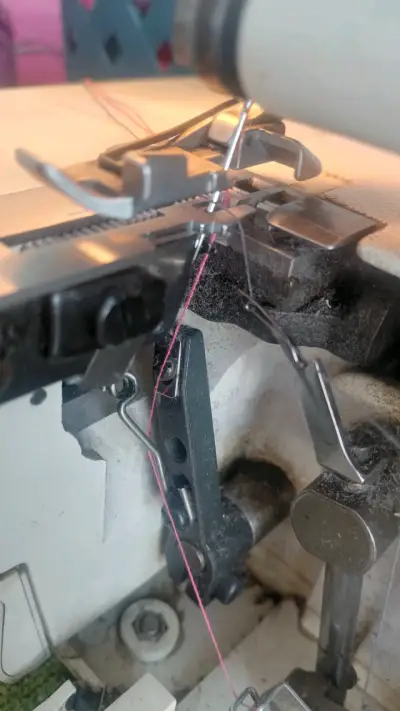 Máquina Overlock Singer Ultralock con Alimentación Diferencial - miniatura 3
