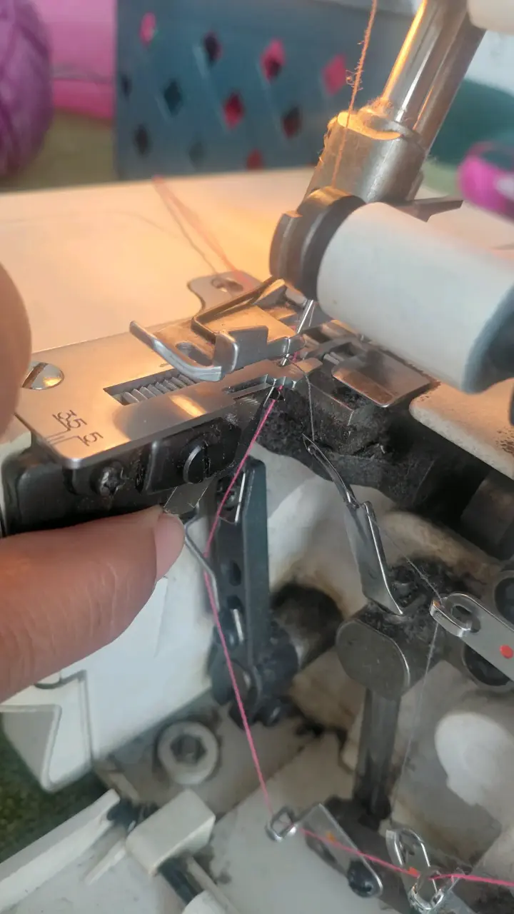 Máquina Overlock Singer Ultralock con Alimentación Diferencial - 5