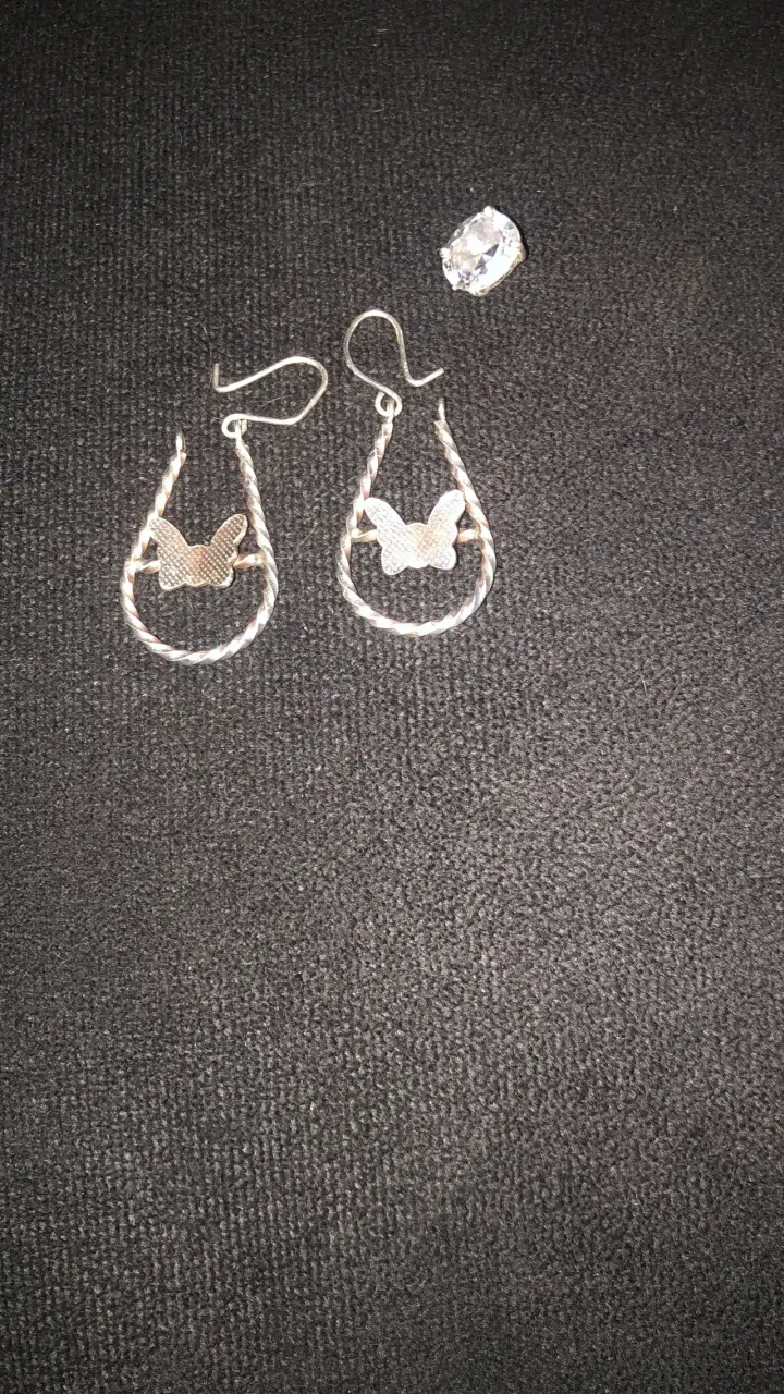 Aros de plata con diseño de mariposa