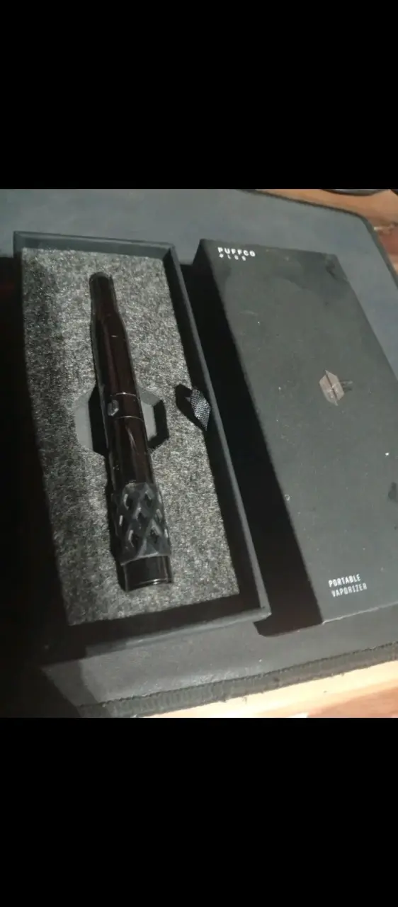Vaporizador portátil Puffco Plus en caja