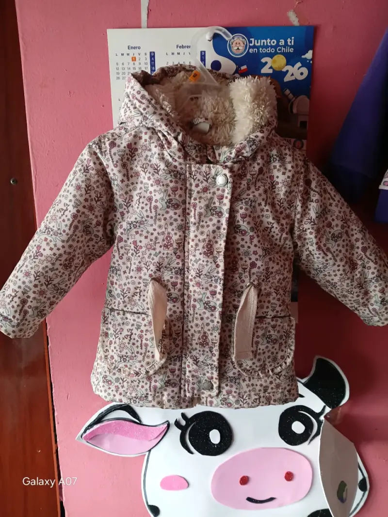 Abrigo infantil con capucha y diseño floral