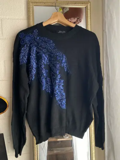 Suéter negro con diseño de lentejuelas azules - miniatura 1