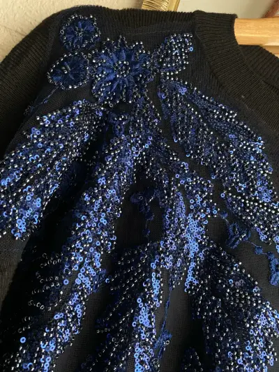 Suéter negro con diseño de lentejuelas azules - miniatura 2