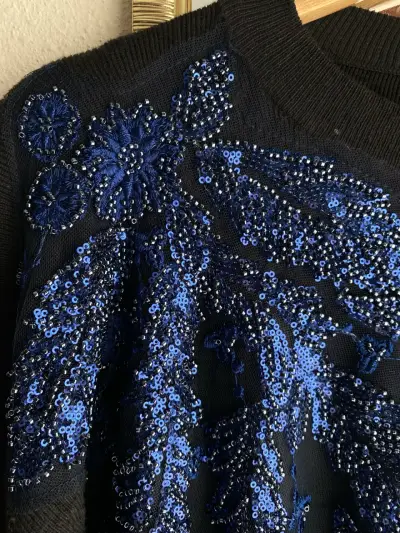 Suéter negro con diseño de lentejuelas azules - miniatura 3